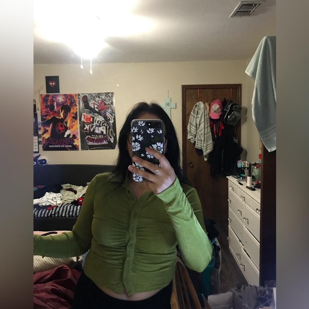 Green top - Picture 2 of 3